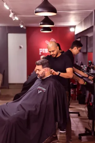 Corte em andamento no salão iluminado da Pistons